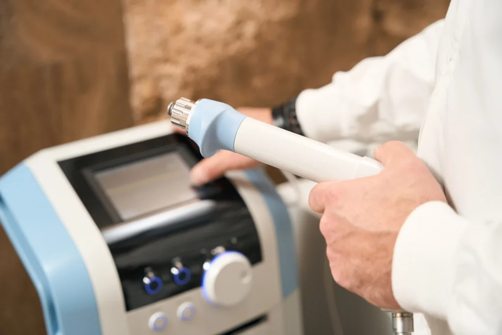 Shockwave therapy device used for non-invasive pain treatment