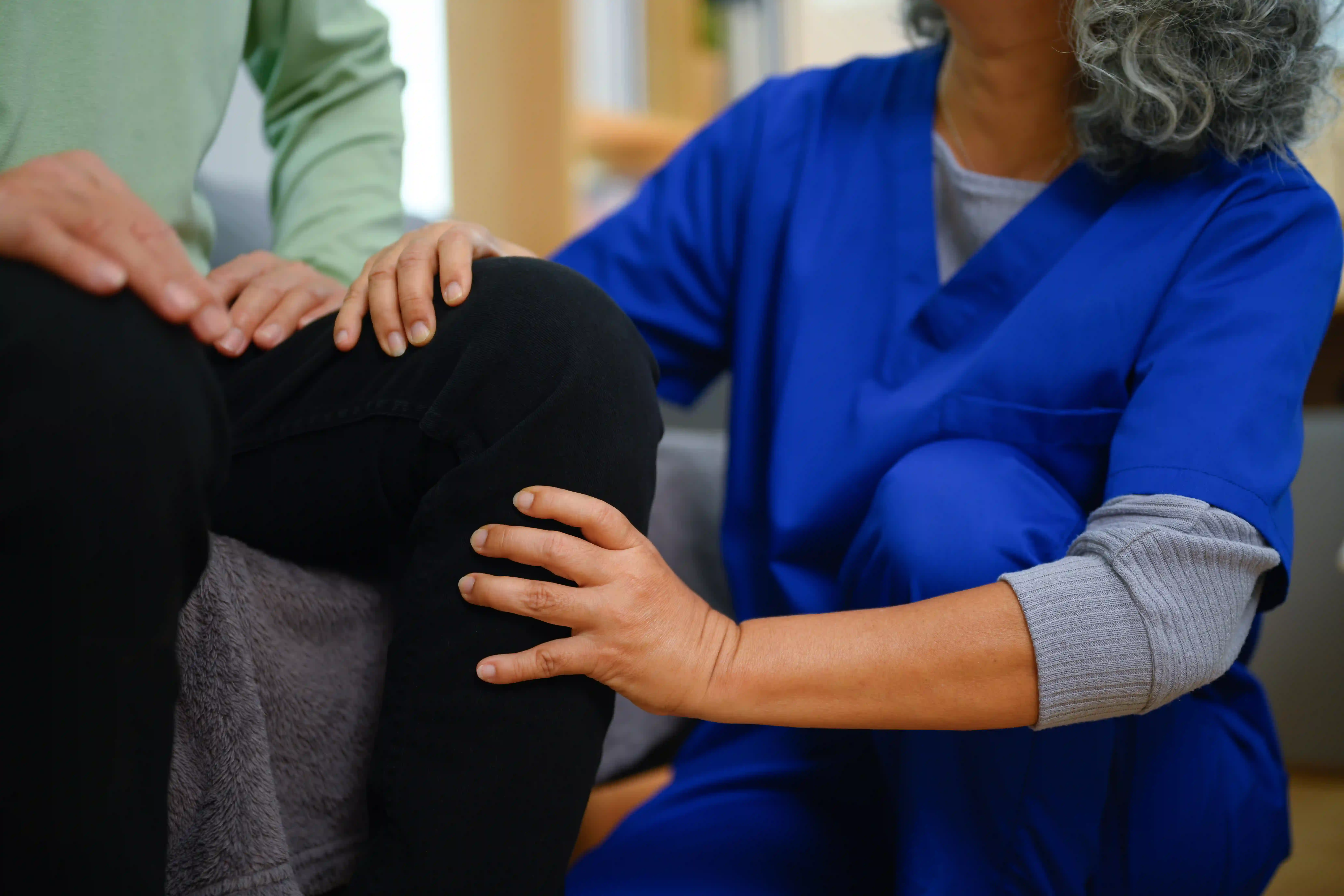 ealthcare provider examining a patient with runner’s knee pain