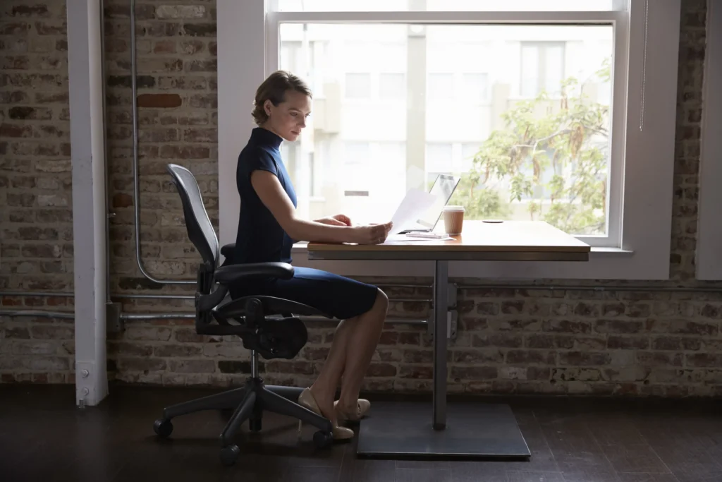 Women with a correct sitting posture at desk